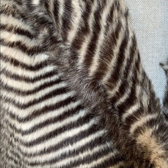 Animal Print Faux Fur Vest - Picture 3 of 8